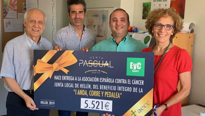 La empresa Eventos y Comidas entrega a la Asociación Española Contra el Cáncer 5.521€