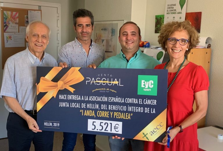 La empresa Eventos y Comidas entrega a la Asociación Española Contra el Cáncer 5.521€