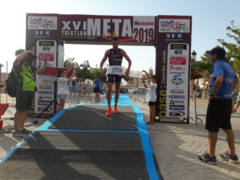 Jesús Gomar y María Varo, vencedores del XVI Triatlón Valle de Agramón