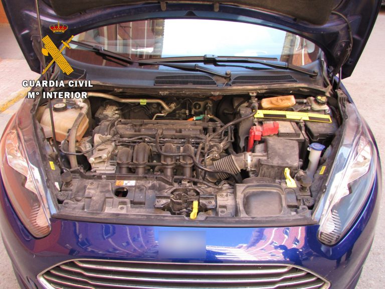 Un detenido por transportar más de un kilo de cocaína en el motor de un vehículo