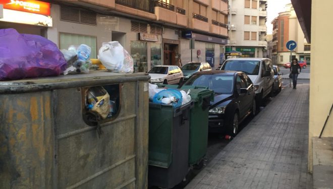 Los hellineros se encuentran satisfechos con el servicio de recogida de basura, pero no con la limpieza viaria