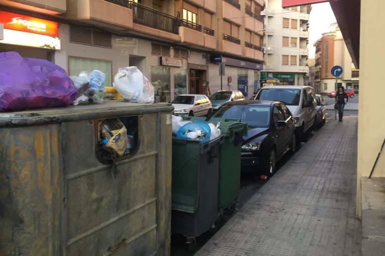 Los hellineros se encuentran satisfechos con el servicio de recogida de basura, pero no con la limpieza viaria