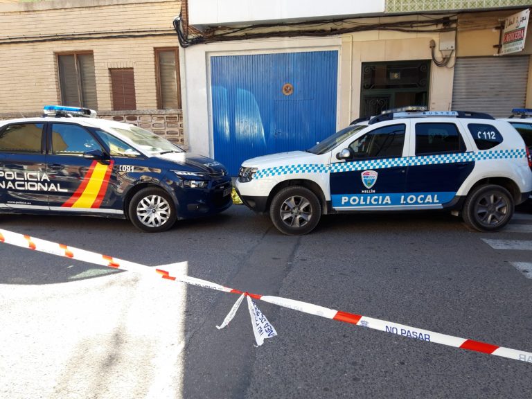 Una mujer muere al precipitarse desde su balcón en un tercer piso en Hellín