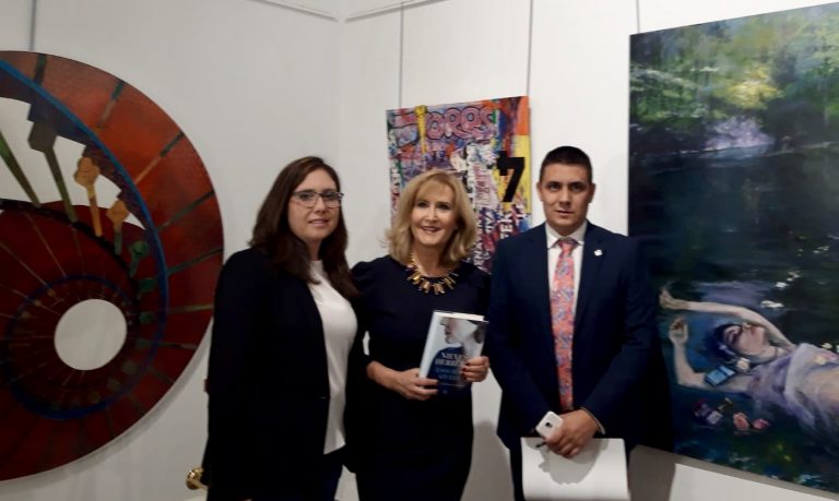 Nieves Herrero presentó su nuevo libro  “Esos días azules”