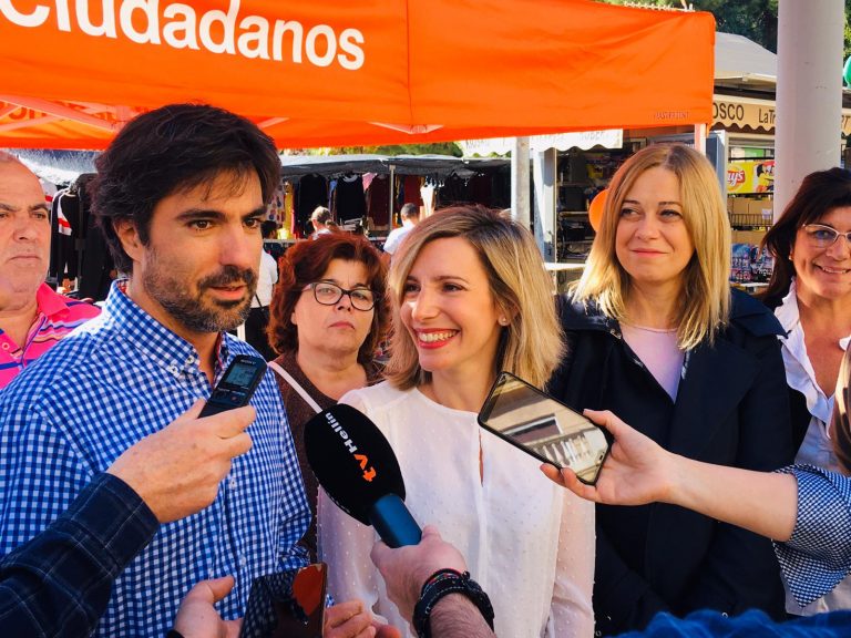 La cabeza de lista de Ciudadanos al Congreso, María Dolores Arteaga, visita e al mercadillo