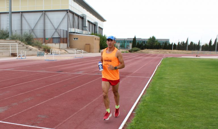 El atleta hellinero, José Martínez Morote, rumbo a Australia