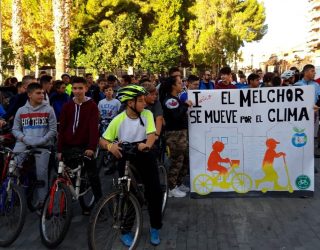 Más de 300 alumnos de los IES, Melchor de Macanaz y Cristóbal Lozano, hacen patente su defensa del Medio Ambiente