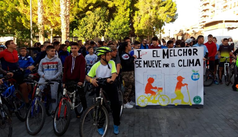 Más de 300 alumnos de los IES, Melchor de Macanaz y Cristóbal Lozano, hacen patente su defensa del Medio Ambiente