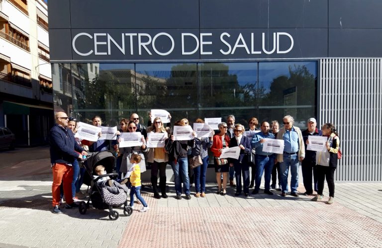 Medio centenar de vecinos se concentran en la puerta del Centro de Salud nº 1