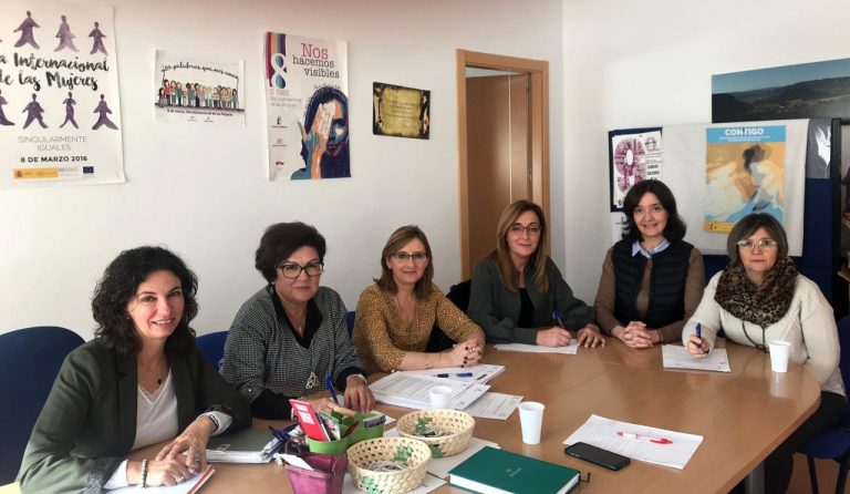 La delegada provincial de Igualdad preside la Comisión Técnica del Centro de la Mujer de Hellín