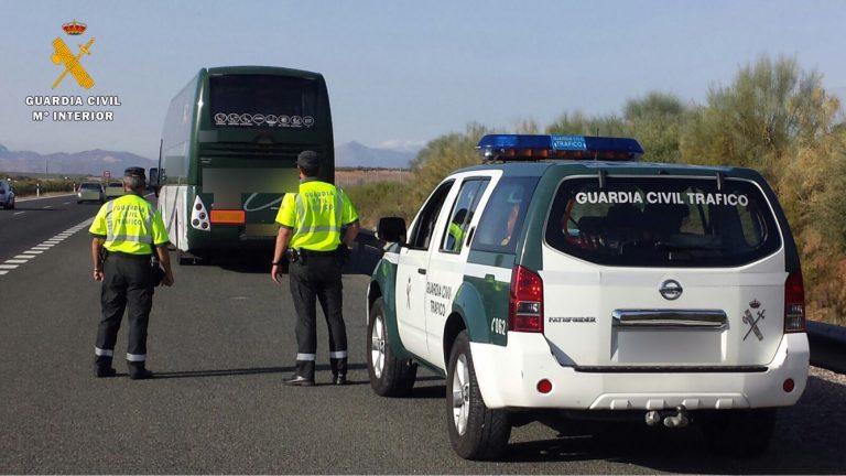 La Guardia Civil de Hellín inmoviliza a un autobús, cuyo conductor dio positivo por drogas