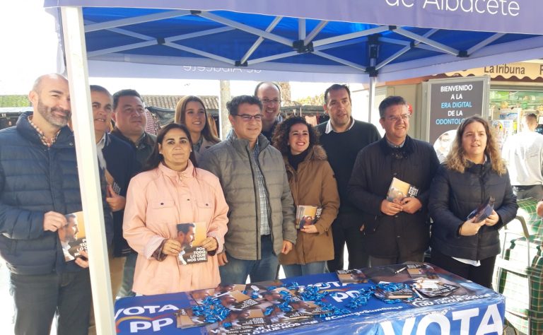 Los partidos políticos, se acercan al mercadillo, en busca del voto