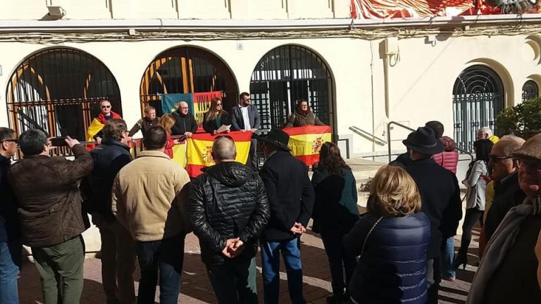 La concejala, Raquel Tomás, lee el manifiesto conjunto de Vox en la puerta de la Casa Consistorial