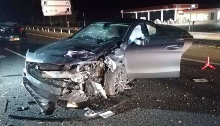 Un hellinero muerto y un herido grave al chocar tres vehículos en la carretera A-30