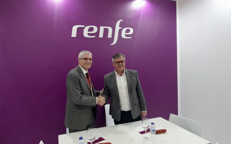 Hellín firma en Fitur un convenio con RENFE para potenciarse como destino turístico