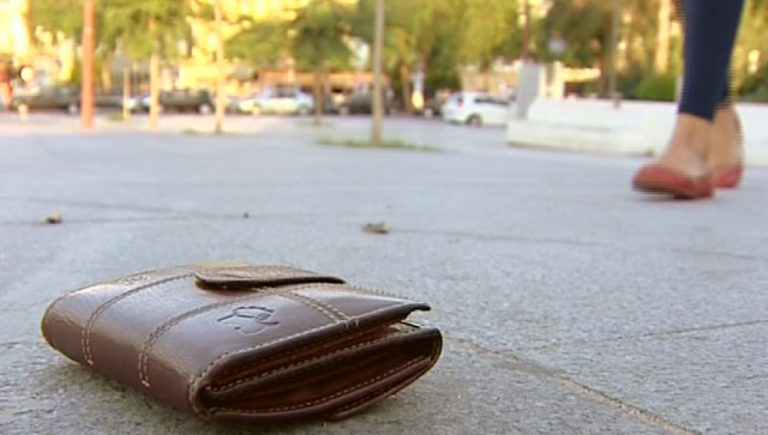 Una vecina de Albacete entrega en la Comisaria de la Policía Nacional una cartera que contenía 810 euros