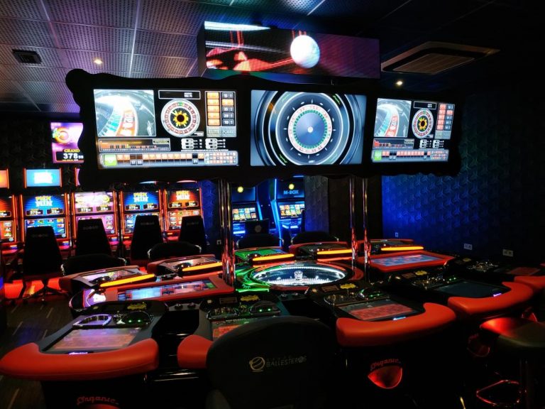 Detienen a dos individuos como presuntos autores de un robo más de 8.000 euros en un local de apuestas