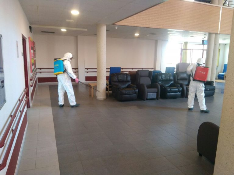 El Dispositivo de GEACAM ha realizado hoy labores de limpieza en las residencias de Las Hazas y Madre María Luisa