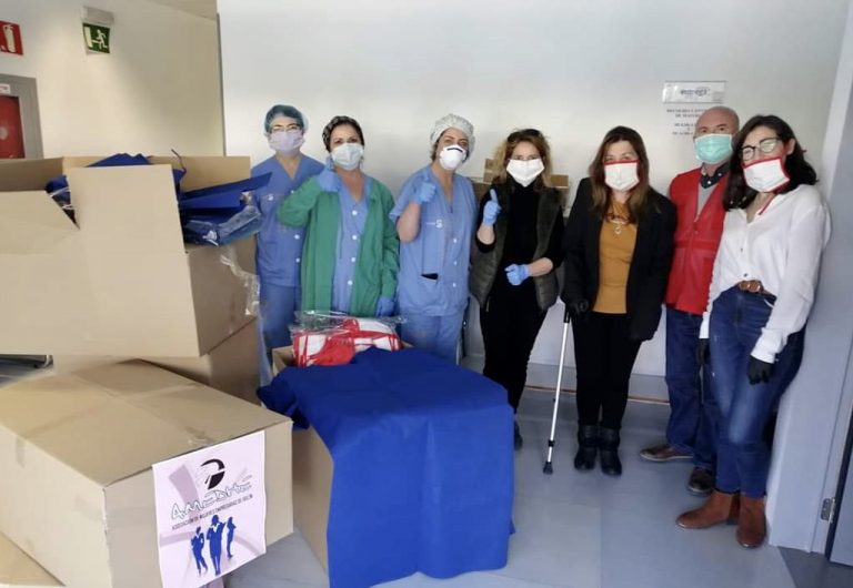 AMEDHE dona 300 batas al Hospital de Hellín