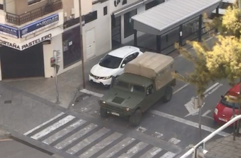 Soldados de la Brigada de Paracaidistas de Murcia realizan tareas de limpieza y desinfección en las residencias de Hellín