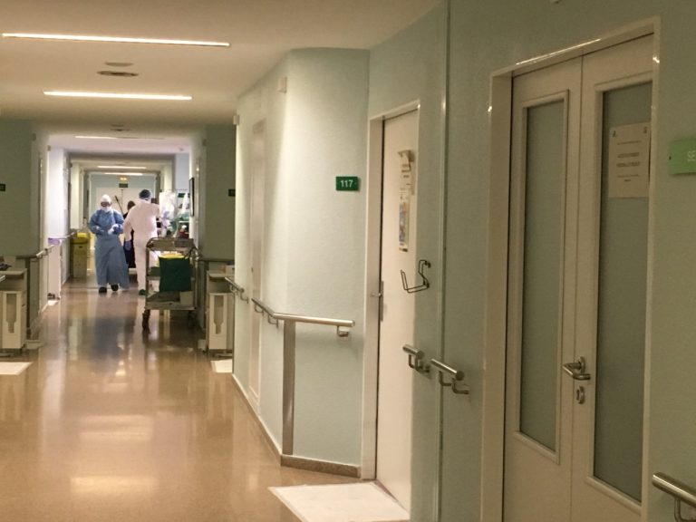 El Hospital de Hellín tiene 42 pacientes de Covid-19 en cama convencional