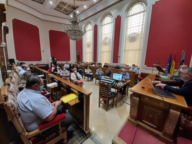 La concejal de AEH, María Jesús López, llegó a calificar al concejal popular, Armentario López, de “soldado raso que echa mierda por la boca”