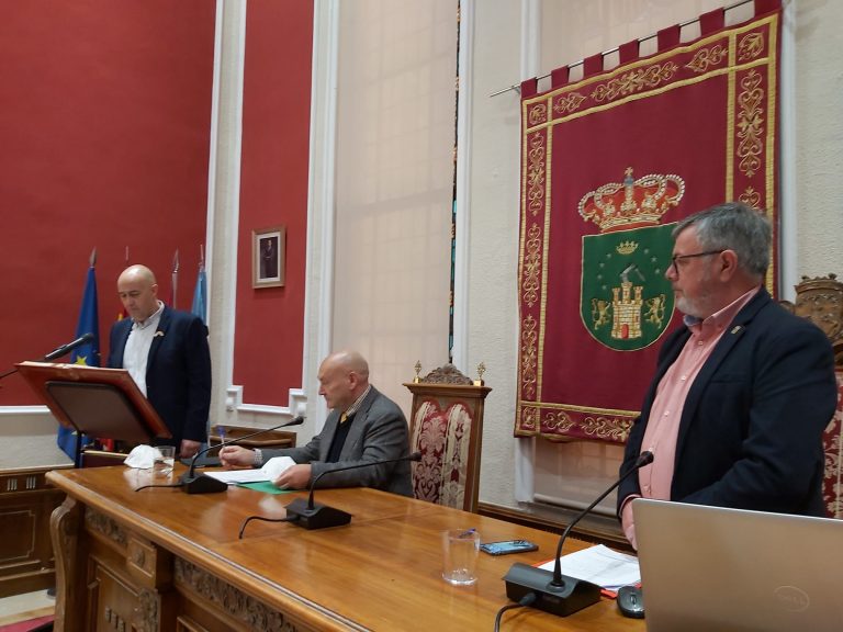 Raquel Tomás (VOX) y María Jesús López (AEH), se enzarzan en un feroz toma y daca