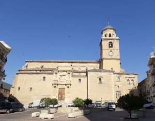 En el Pleno del próximo lunes se presenta una propuesta de Alcaldía para eliminar el aparcamiento en la Plaza de la Iglesia