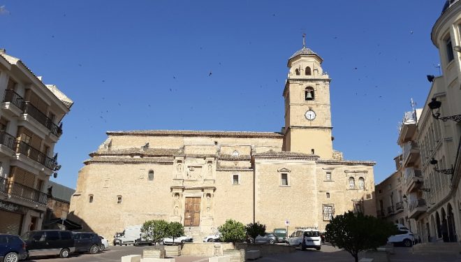 En el Pleno del próximo lunes se presenta una propuesta de Alcaldía para eliminar el aparcamiento en la Plaza de la Iglesia