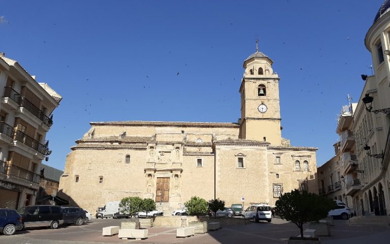 En el Pleno del próximo lunes se presenta una propuesta de Alcaldía para eliminar el aparcamiento en la Plaza de la Iglesia