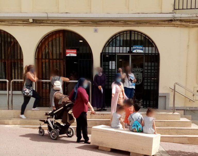 Mario Artesero: “El ayuntamiento debe regular el orden en las colas de espera a las puertas de comercios y edificios”