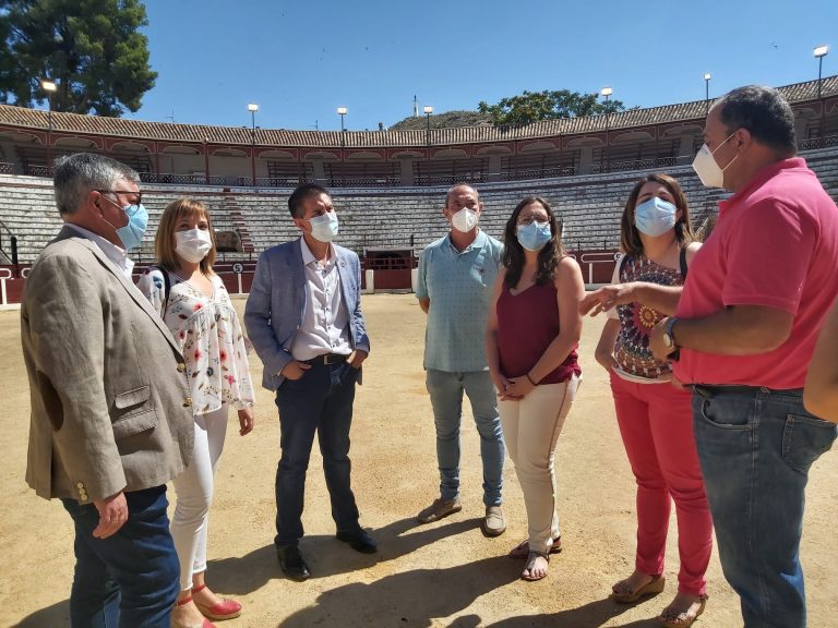 El presidente de la Diputación elogia la nueva iluminación del Campo de Fútbol Santa Ana y la Plaza de Toros