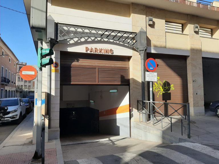 La concejala de Comercio, satisfecha de que el parking del Mercado de Abastos lo gestionen los concesionarios