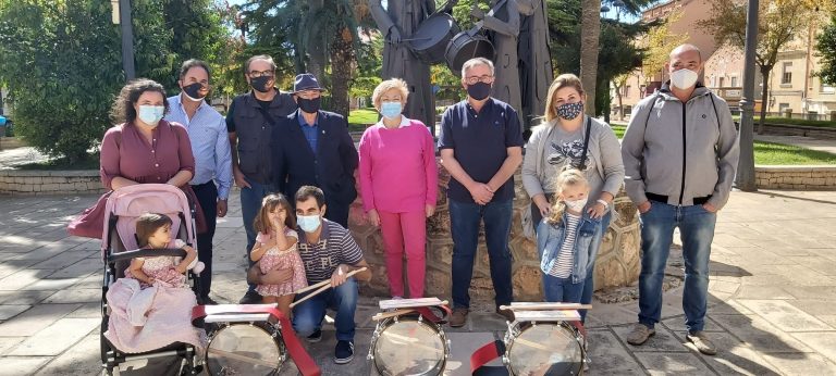 Entrega de los tambores a los niños ganadores del concurso del pasado Viernes de Dolores