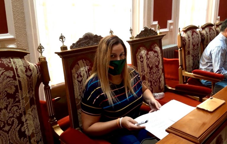La portavoz del G.M VOX Hellín, Raquel Tomás, indignada