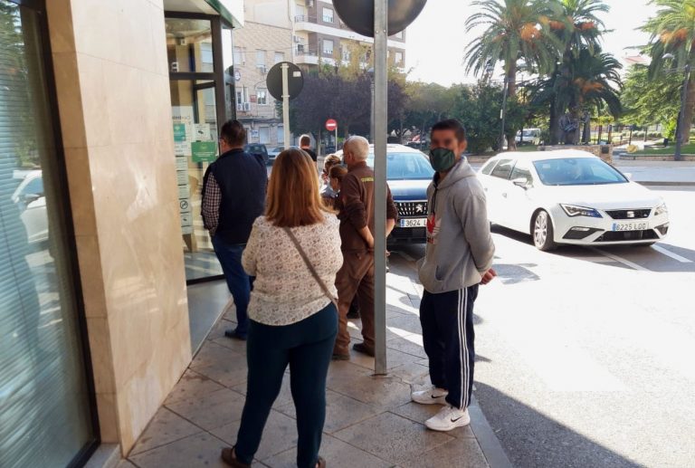 Las colas de la pandemia y la actitud bochornosa de algunos establecimientos bancarios
