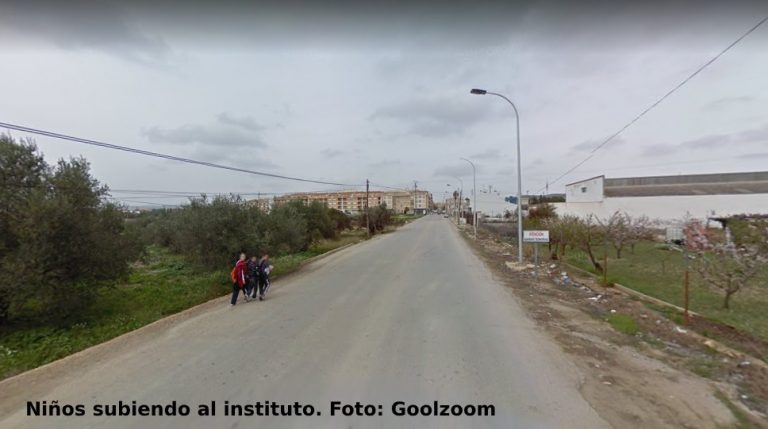Ciudadanos pide que se aumente la seguridad de la curva de la calle Castilla-la Mancha, junto a la antigua piscina de Víllora