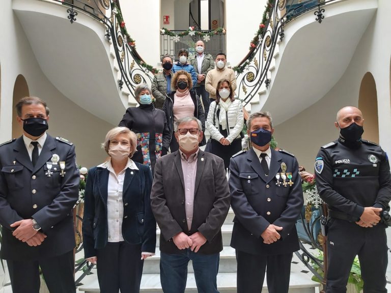 Reconocimiento a los seis empleados municipales jubilados durante el presente año