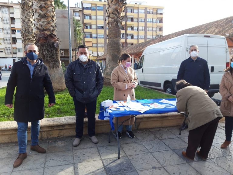 Recogida de firmas del PP en el mercadillo en contra de la Ley Celaá