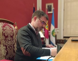 Manuel Serena pide que se vacunen inmediatamente a las trabajadoras del Servicio de Ayuda a Domicilio