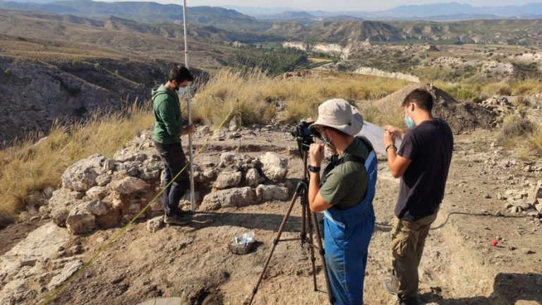 Descubren la puerta de la fortificación de ‘Los Almadenes’ en Hellín que sirvió de muelle de carga