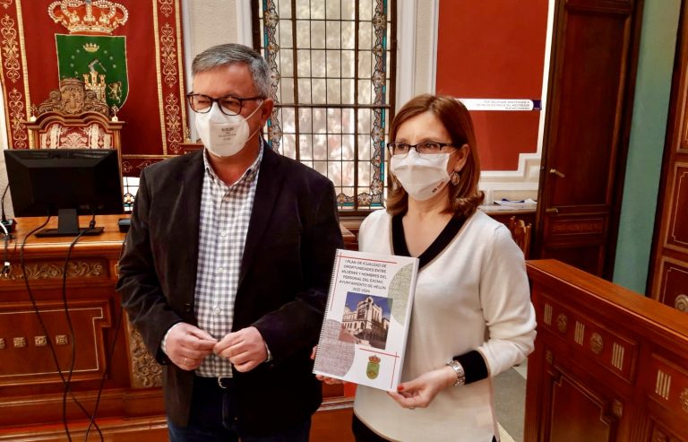 Carmen Rodríguez presenta el “I Plan de igualdad de oportunidades entre mujeres y hombres del personal del Ayuntamiento de Hellín”