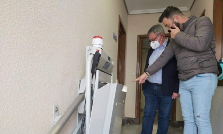 Colocada una plataforma salvaescaleras en el Centro de Servicios Sociales Madre María Luisa