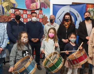 Entrega de premios a las niñas ganadoras del concurso de la tamborada Escolar