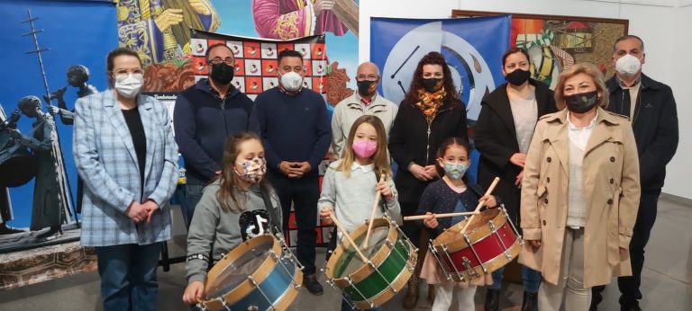 Entrega de premios a las niñas ganadoras del concurso de la tamborada Escolar