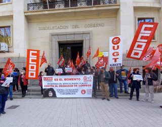 Los delegados de los trabajadores de CCOO y UGT Correos en Albacete se concentran para denunciar “el desguace de la mayor empresa pública del país”