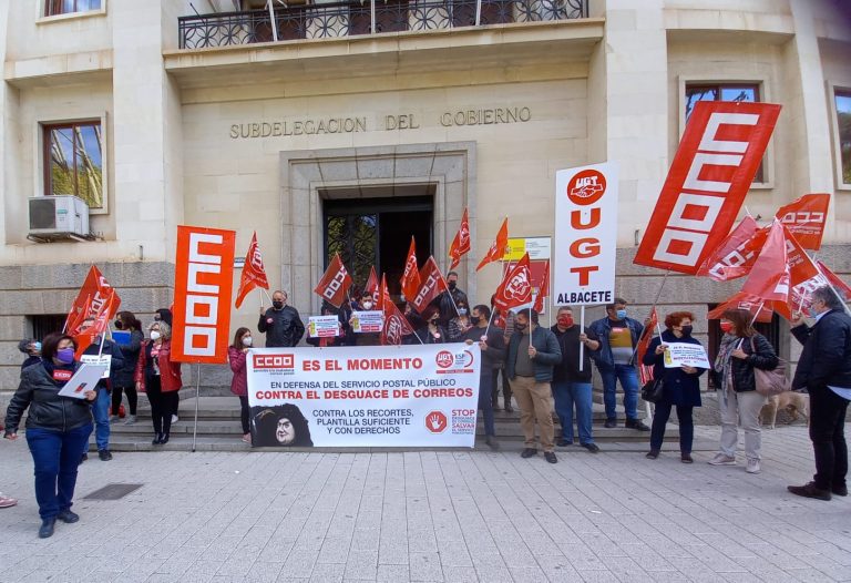 Los delegados de los trabajadores de CCOO y UGT Correos en Albacete se concentran para denunciar “el desguace de la mayor empresa pública del país”