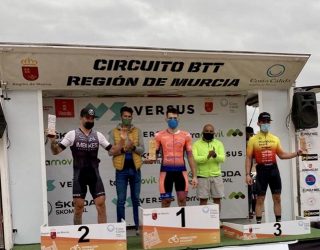 El ciclista hellinero Alberto López vencedor en la prueba de bike maratón del circuito regional de Murcia