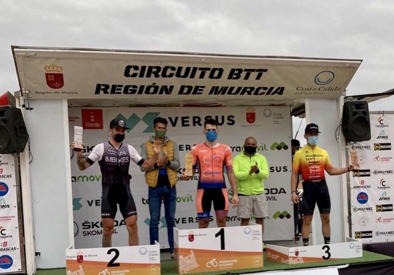 El ciclista hellinero Alberto López vencedor en la prueba de bike maratón del circuito regional de Murcia
