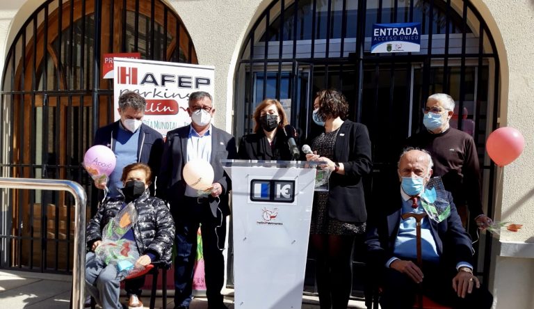 Lectura de un manifiesto y suelta de globos solidarios, para conmemorar el Día Internacional del Parkinson